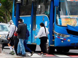 El COE recomienda pedir carné de vacunación en transporte público