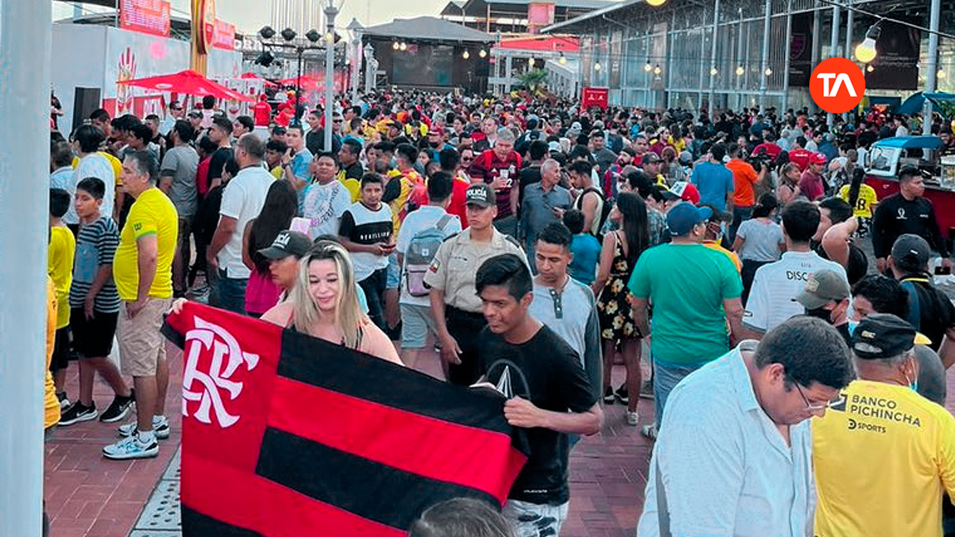 Algarabía En La 'Embajada Del Hincha' Previo A La Final De La Libertadores