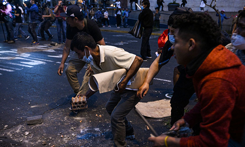 Dois mortos em protestos contra o presidente do Peru e na reivindicação de eleições