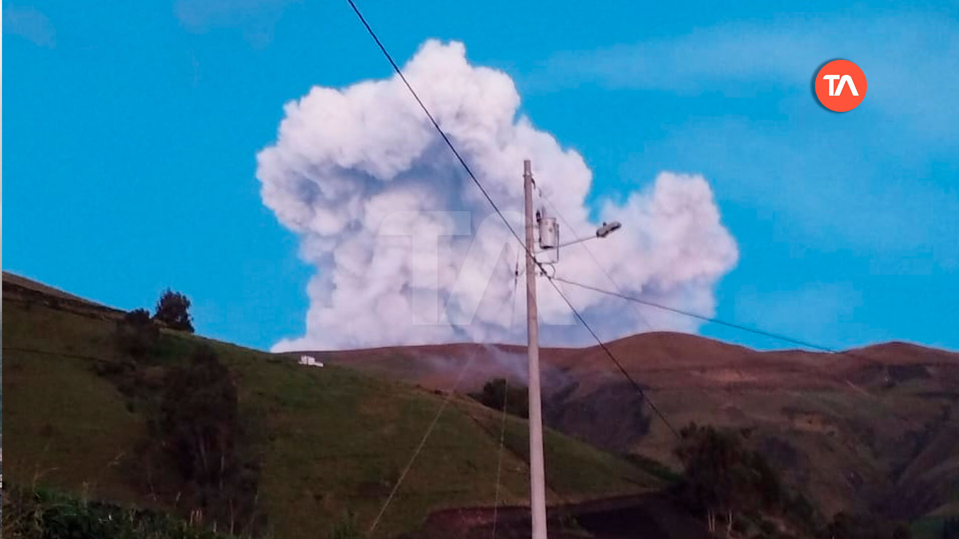 Alerta Por Nube De Ceniza De 6 Kilómetros Del Volcán Sangay