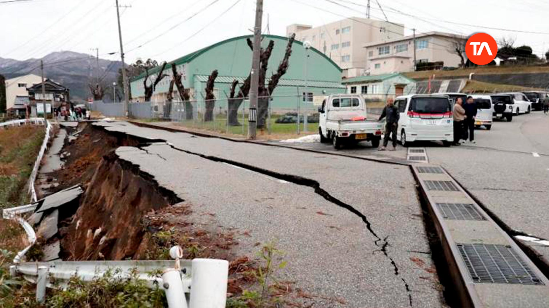 日本の地震で甚大な被害が発生し、津波警報が発令される