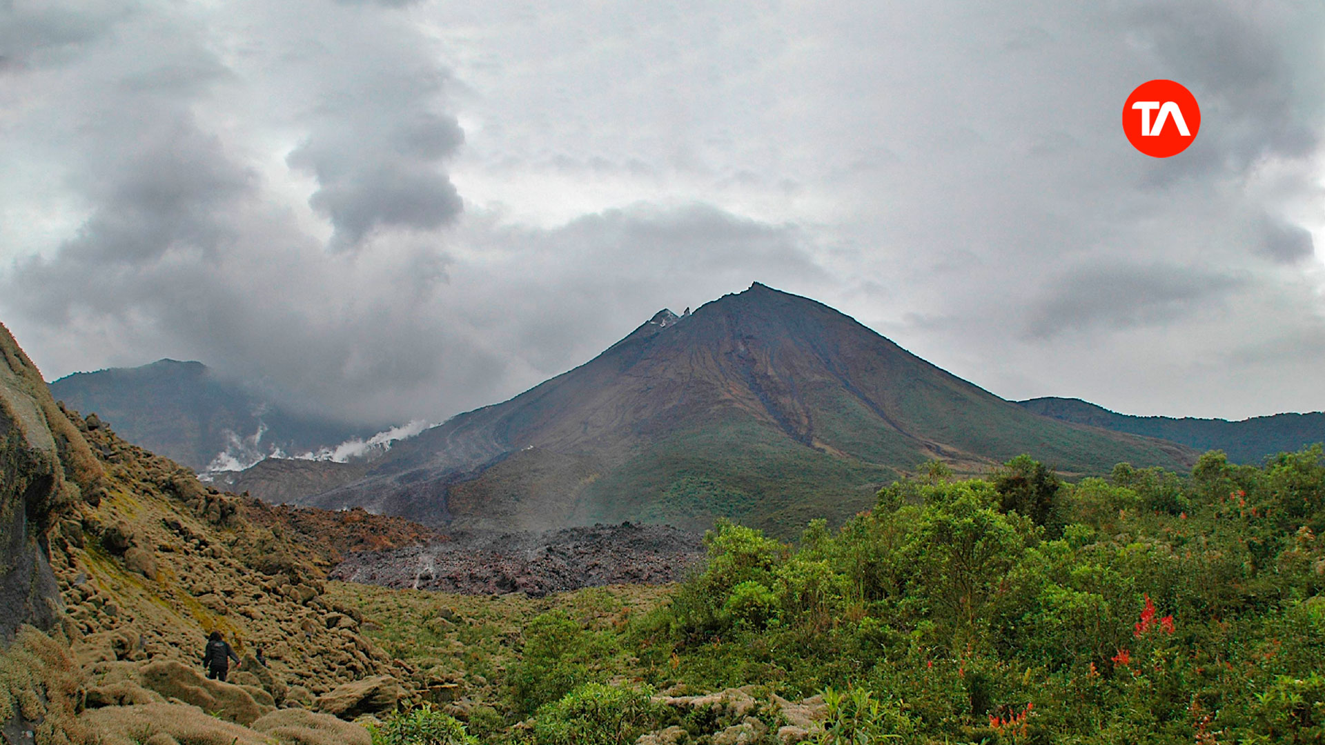 Volcán El Reventador emite ceniza y material incandescente