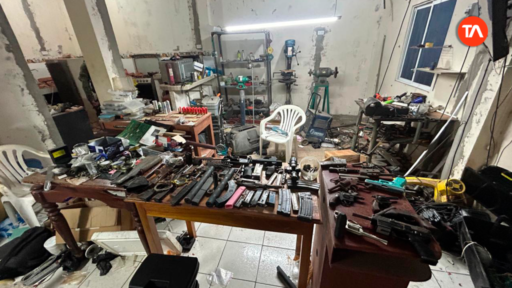 Army finds an arsenal of weapons in a home in Manabí